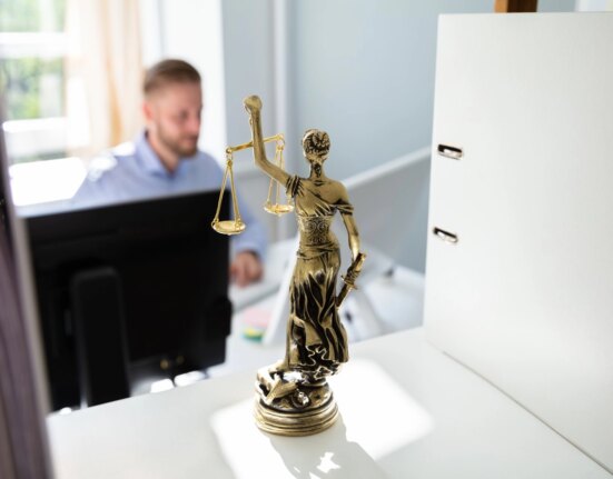 Proces bizar în instanță: Diana Șoșoacă, Ministerul Justiției, procurorul general al României, Ambasada SUA și televiziuni, pârâte în același dosar