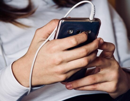 Cât timp petrec online elevii de gimnaziu din România și cu ce efecte. Echilibrul emoțional și sănătatea mintală, evaluate într-un studiu amplu