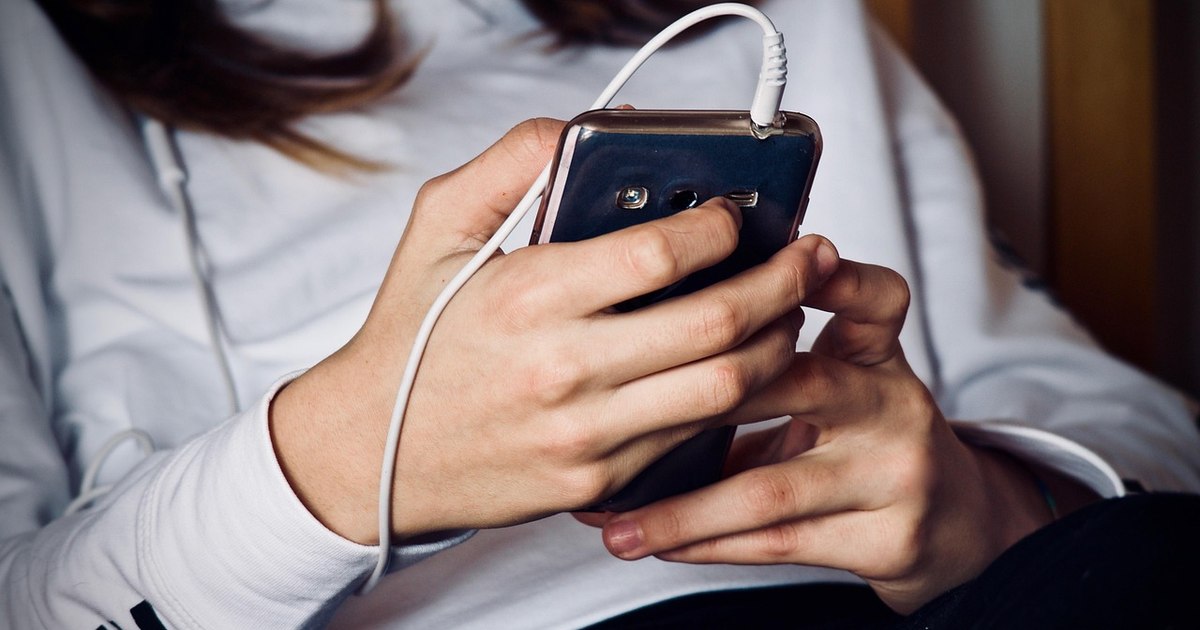 Cât timp petrec online elevii de gimnaziu din România și cu ce efecte. Echilibrul emoțional și sănătatea mintală, evaluate într-un studiu amplu