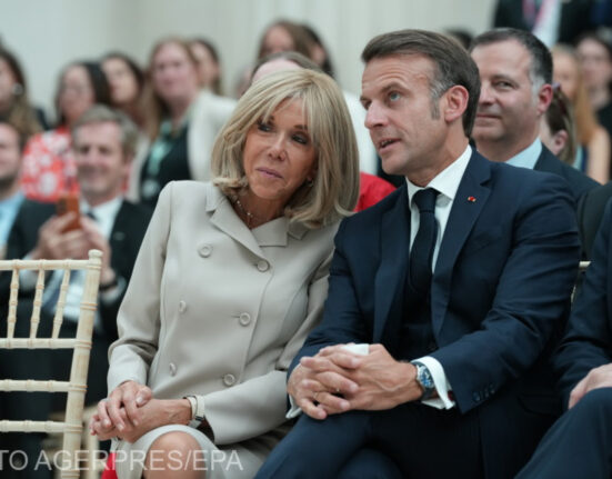 Macron și soția sa vor depune dovezi științifice pentru a demonstra că Brigitte nu s-a născut bărbat