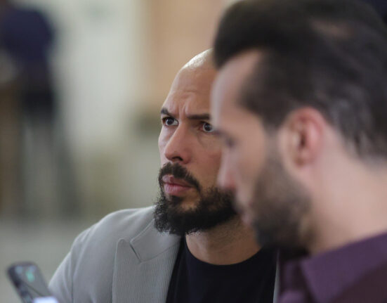 Frații Tate susțin că un bărbat înarmat a încercat să pătrundă în casa lor din Voluntari în timp ce făcea un live. Ce spun polițiștii