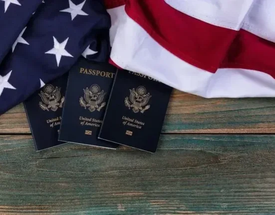 Trump cere Curții Supreme să blocheze pașapoartele pentru americanii transgender și non-binari