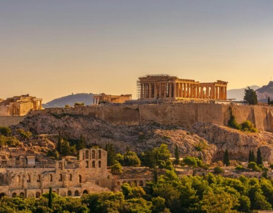 Zeci de artefacte antice valoroase, inclusiv coifuri, retrocedate Greciei de un colecționar misterios