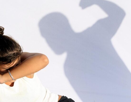 Victimele violenţei domestice, avertizate dacă agresorul se apropie la mai puțin de un kilometru