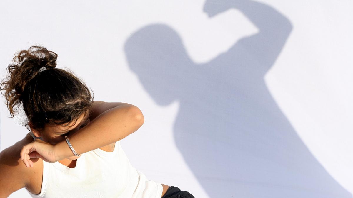 Victimele violenţei domestice, avertizate dacă agresorul se apropie la mai puțin de un kilometru