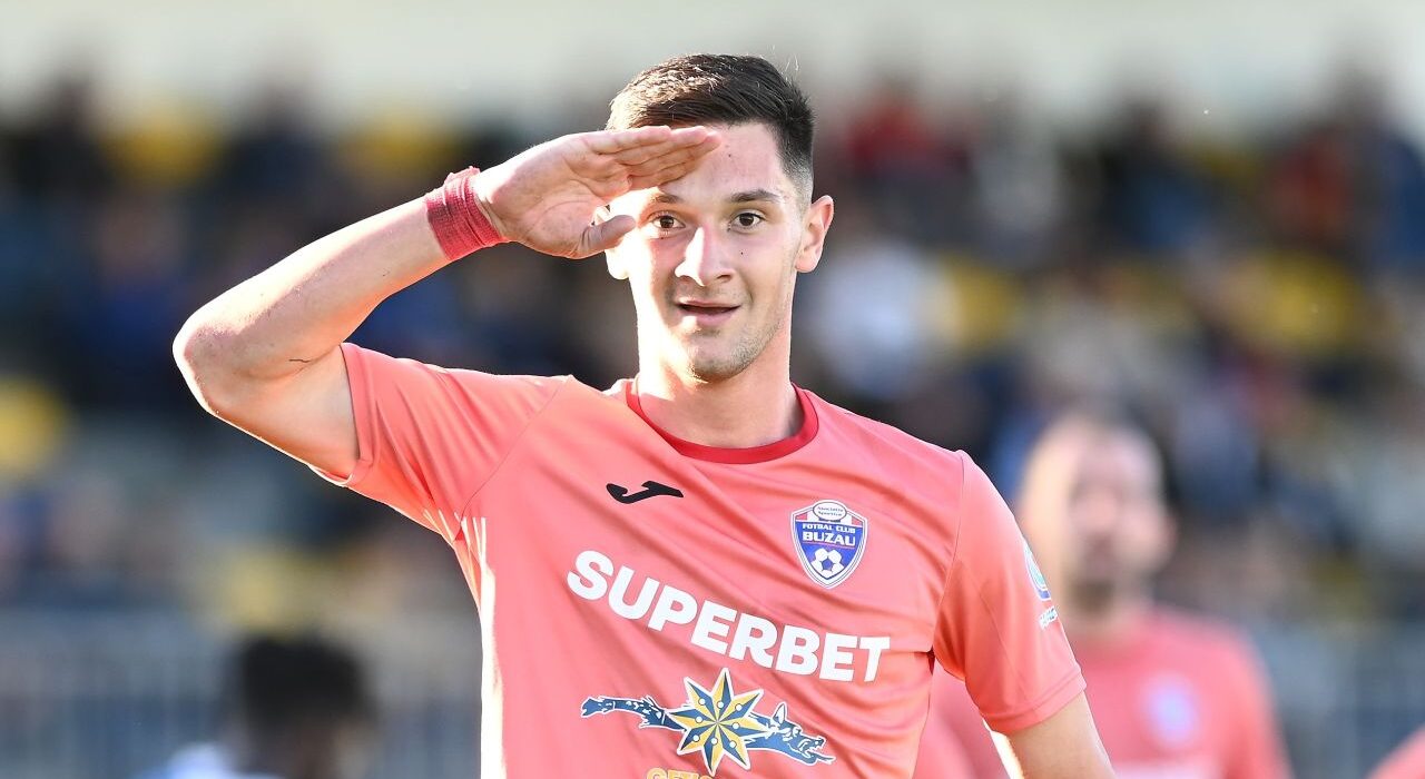 Povestea lui Vali Dumitrache. De la copilul care-și șlefuia talentul cu mingea bătută de perete, la sfaturile primite de la Gică Hagi