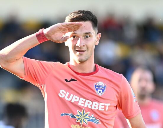 Povestea lui Vali Dumitrache. De la copilul care-și șlefuia talentul cu mingea bătută de perete, la sfaturile primite de la Gică Hagi