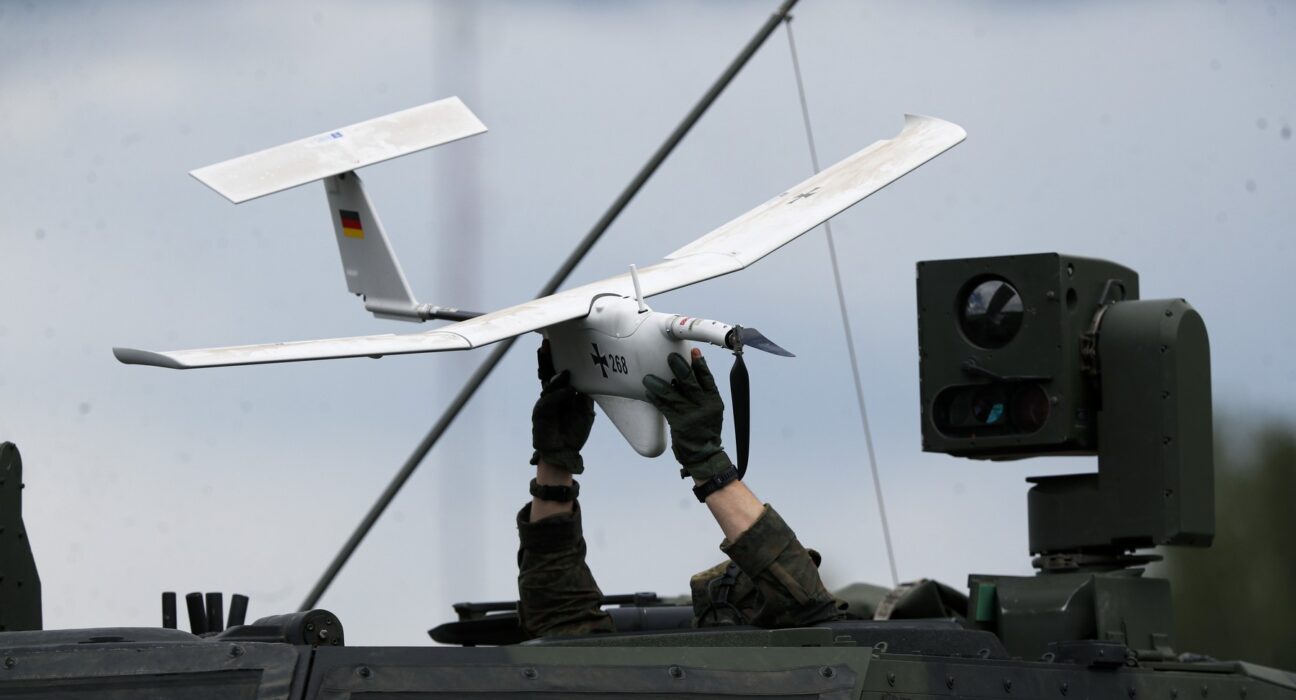O bază militară din nord-estul Franţei, survolată de drone neidentificate / Autoritățile au întărit măsurile de securitate