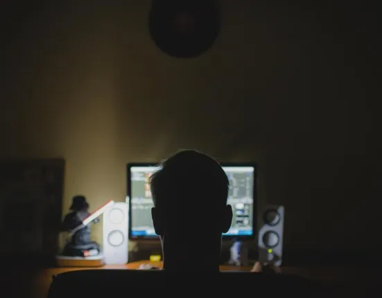 Decizie în cazul elevului acuzat că trimitea mesaje de amenințare către școli și spitale