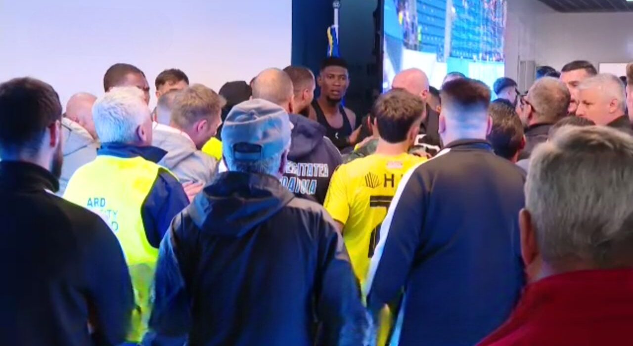 Bătaie pe tunel la Universitatea Craiova – Dinamo! Oltenii nu au putut trece peste faptul că Armstrong a fost ”iertat” de eliminare