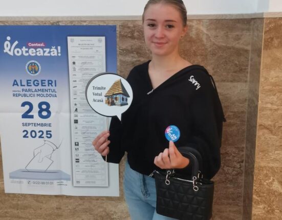 Emoție la Iași: o tânără moldoveancă, aplaudată după ce a votat. Care este explicația