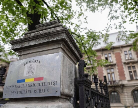 Delegație ‘supraponderală’: Șase funcționari din Ministerul Agriculturii, pregătiți de zbor spre China. Bolojan a pus frână, delegația redusă la jumătate