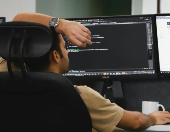 Cartea de identitate electronică, păzită cu SUV-ul