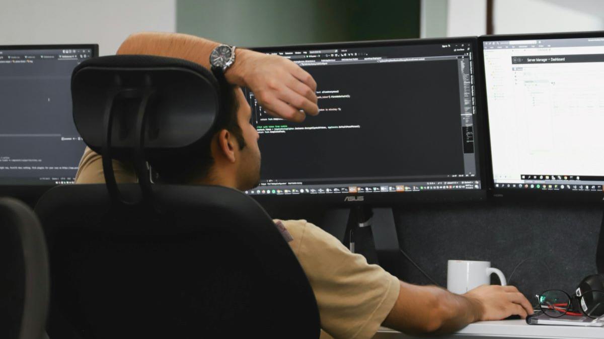 Cartea de identitate electronică, păzită cu SUV-ul