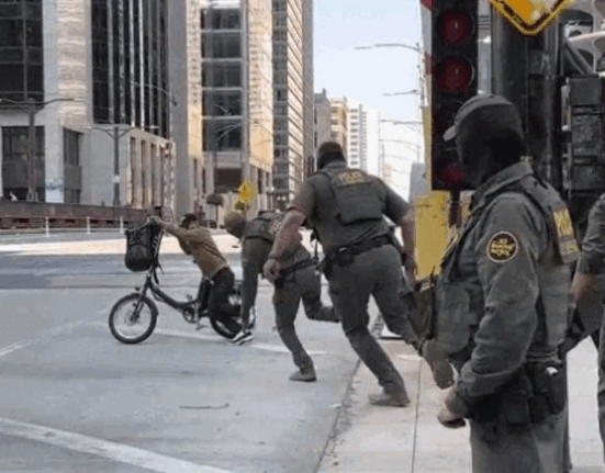 Momentul hilar în care mai mulți agenți au încercat, fără succes, să prindă un bărbat pe bicicletă