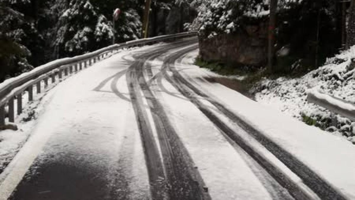 Ninge pe Transfăgărășan: circulația se desfășoară în condiții de iarnă