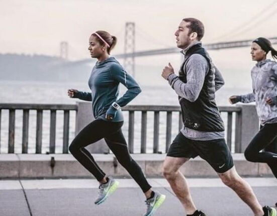 De ce hainele sport all season cuceresc tot mai mulți pasionați de mișcare?