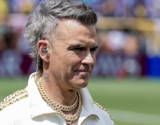 „Robbie Williams îi prinde pe corupți”. Doi funcționari bulgari demiși și reținuți după ce au cerut mită de la echipa artistului