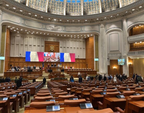 Parlamentarii, obligați să declare cu cine se întâlnesc pentru a discuta despre proiecte de legi: „Nu e dictatură, e transparență” / Legea a fost adoptată de Parlament