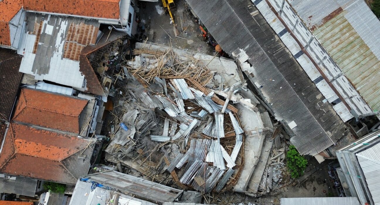 FOTO Zeci de elevi sunt prinși de o zi sub dărâmături, după prăbuşirea unei şcoli în Indonezia / Bilanțul morților a crescut  / Operațiunile de salvare, suspendate