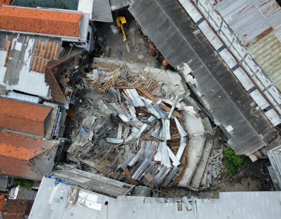 FOTO Zeci de elevi sunt prinși de o zi sub dărâmături, după prăbuşirea unei şcoli în Indonezia / Bilanțul morților a crescut  / Operațiunile de salvare, suspendate