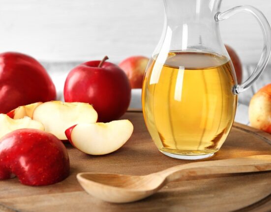 Adio paharului cu oțet de mere pentru slăbit. Ştiința respinge așa-zisul „arzător natural de grăsimi”