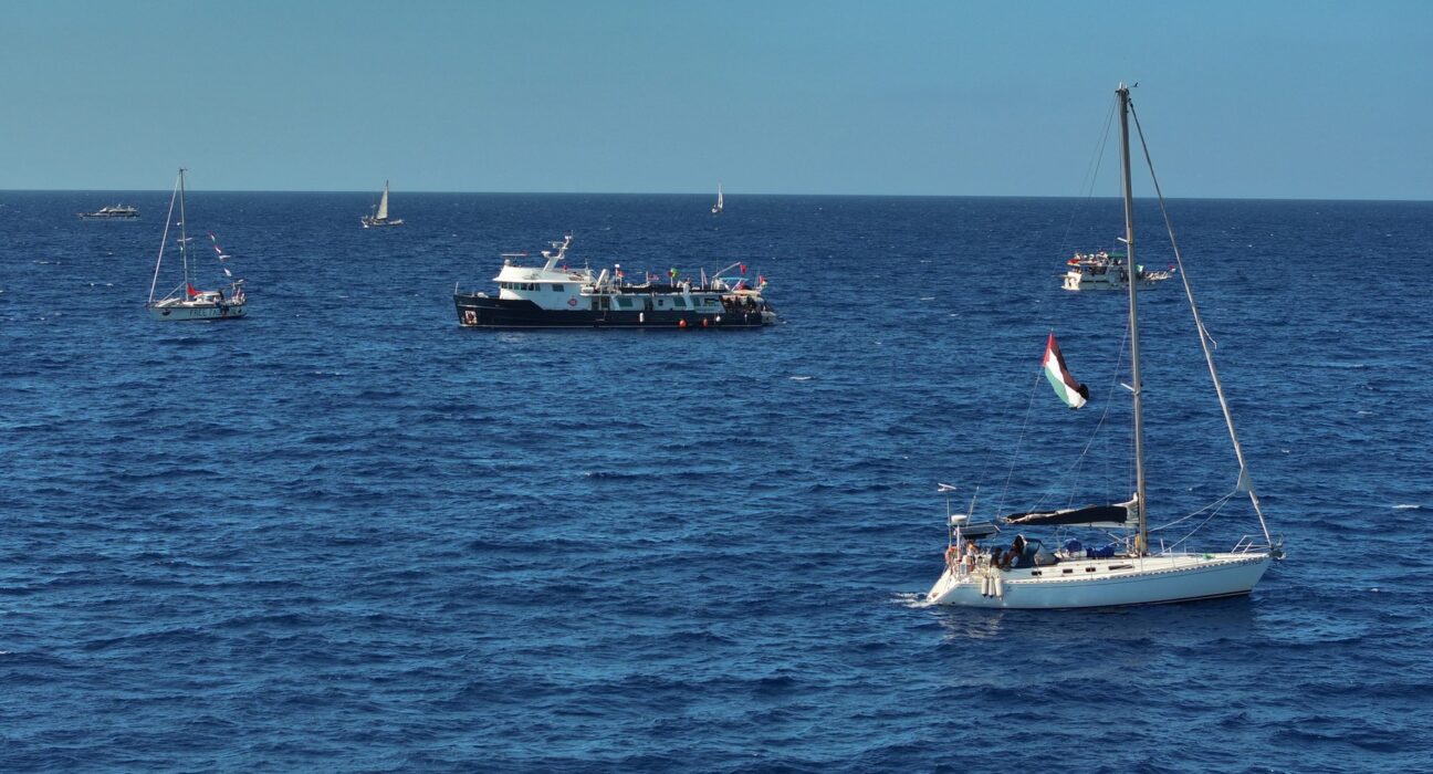 Armata israeliană tocmai a interceptat flotila cu ajutor umanitar care vrea să spargă blocada asupra Fâșiei Gaza. Ce vor organizatorii să facă mai departe