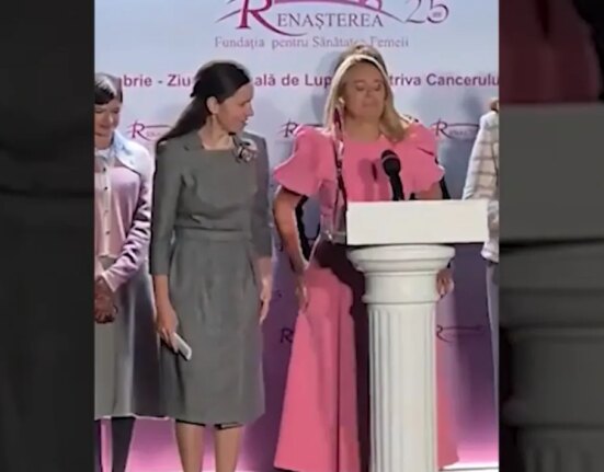 VIDEO Andreea Esca, show neașteptat la Cotroceni! Prinsă pe picior greșit chiar lângă Prima Doamnă: ‘O să mă vedeți ca-n Tânăr și Neliniștit’