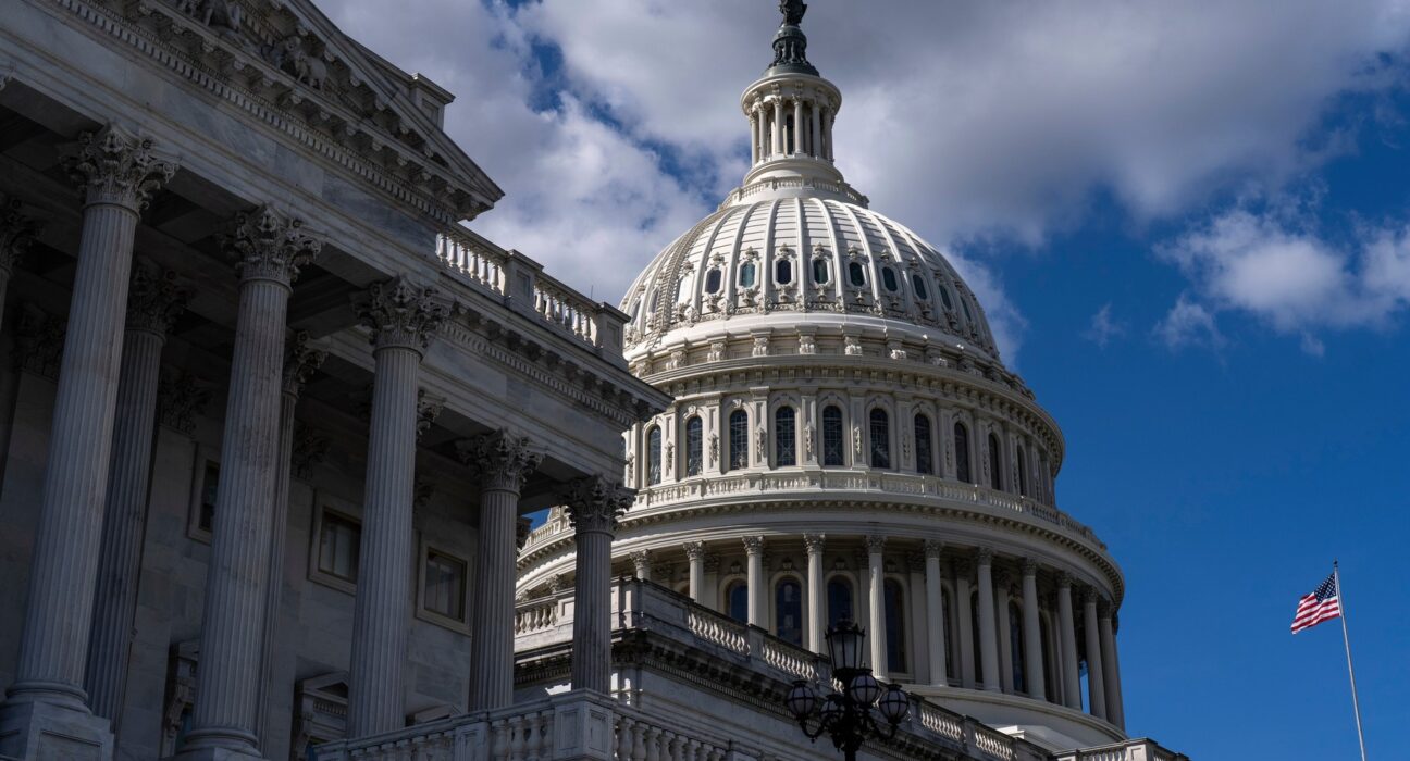 A doua zi de „shutdown” în SUA: Trump se gândește la o sumă de „1.000-2.000 dolari” pentru americani, în timp ce amenință cu „tăieri definitive” și concedieri