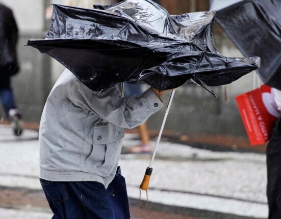 Două județe sub cod roșu de vreme severă. Frig, ploi, vânt și ninsori anunțate de meteorologi