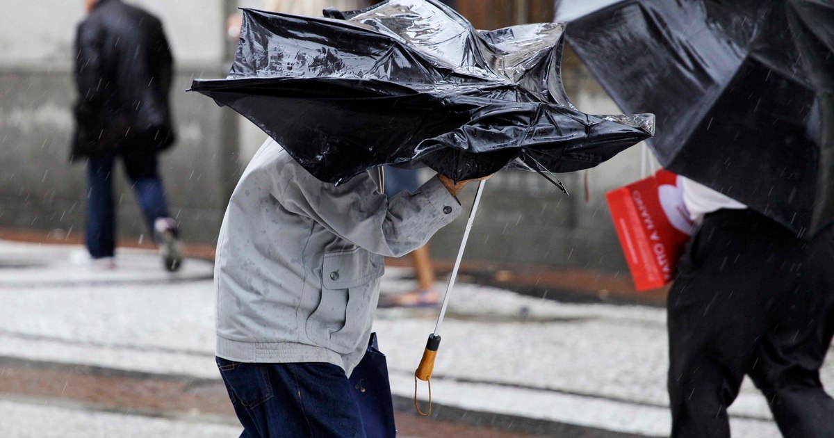 Două județe sub cod roșu de vreme severă. Frig, ploi, vânt și ninsori anunțate de meteorologi