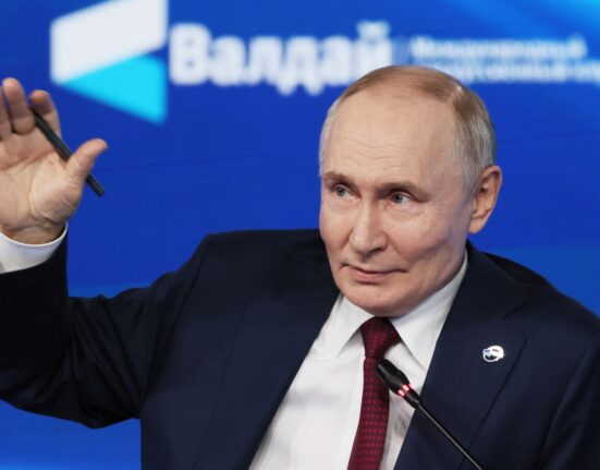 Cartea unui scriitor rus în care Putin era întinerit cu lipitori roz și sânge de fecioare, retrasă de la vânzare. Evenimentul de lansare, anulat