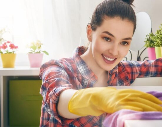 9 lucruri din casa ta pe care ar trebui să le cureți cu sare și lămâie