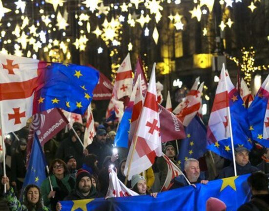 Georgia fierbe: mii de protestatari în stradă, în timp ce partidul aflat la guvernare anunță victoria în alegeri. Poliția a folosit gaze lacrimogene