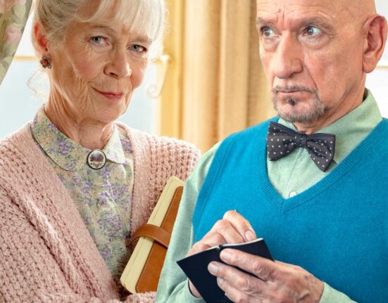 INTERVIU Sir Ben Kingsley și Celia Imrie, despre bătrânețe ca reinventare și legătura cu generațiile viitoare. „Butonatul nu înseamnă dobândirea înțelepciunii“