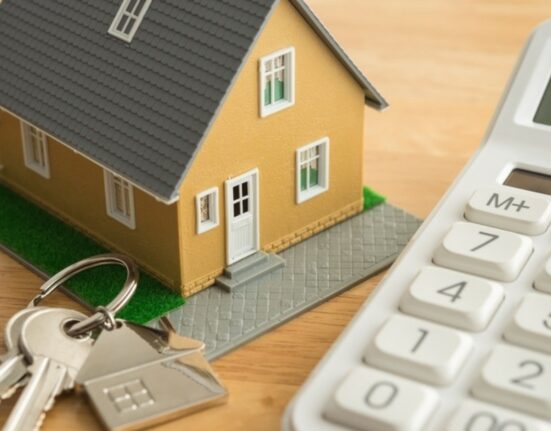 Au început la fel. Apoi unul a moștenit o casă, celălalt o rată. Cum schimbă moștenirea destine egale