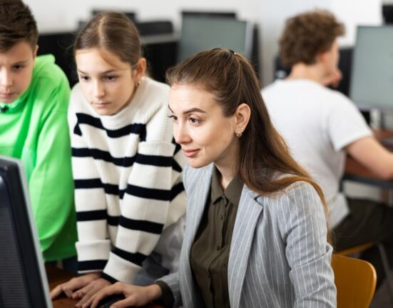 Investiție emoțională sau pregătire practică? Ce priorități au părinții români în educația copiilor ANALIZĂ