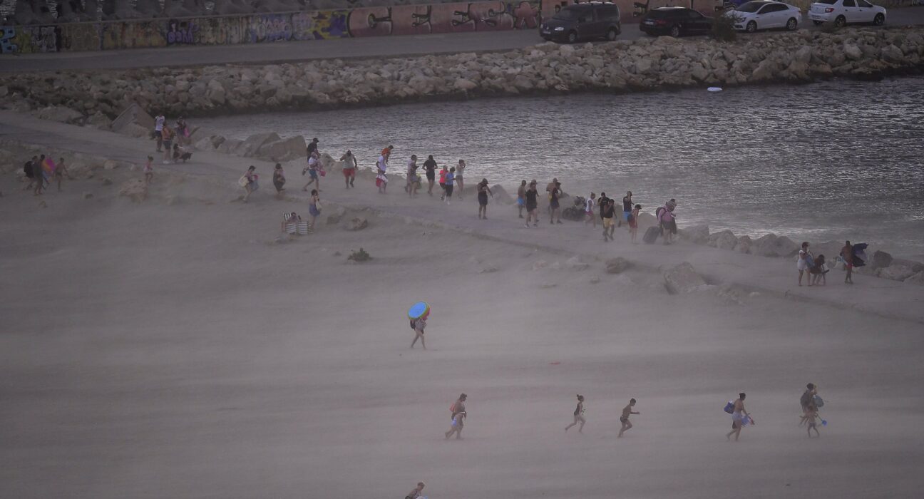 „Să-și facă provizii de apă și alimente pentru 48 de ore”. Avertisment pentru constănțeni, din cauza furtunilor care încep marți seară