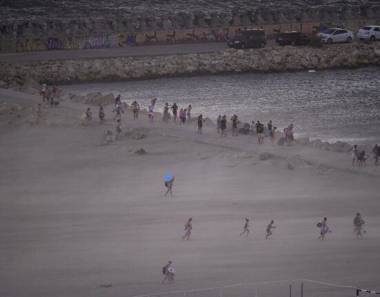 „Să-și facă provizii de apă și alimente pentru 48 de ore”. Avertisment pentru constănțeni, din cauza furtunilor care încep marți seară