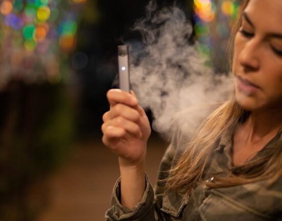 Cel puțin 15 milioane de adolescenți folosesc țigări electronice la nivel mondial