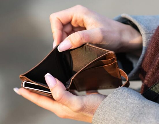 O tânără româncă trage un semnal de alarmă: „Mă chinui de la un salariu la altul, deși am studii superioare”