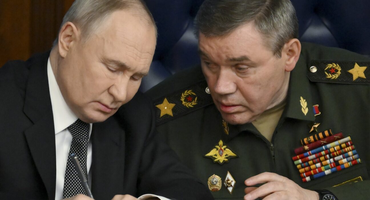 Armata rusă „a eliberat” 5.000 de km pătrați în Ucraina în acest an și „avansează practic pe toate direcțiile”, susțin Putin și generalul Gherasimov