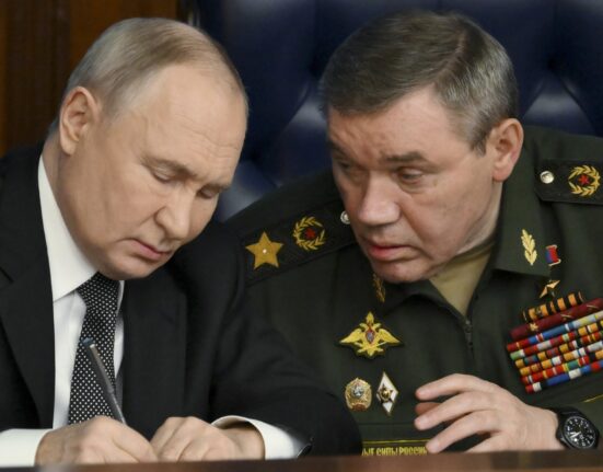 Armata rusă „a eliberat” 5.000 de km pătrați în Ucraina în acest an și „avansează practic pe toate direcțiile”, susțin Putin și generalul Gherasimov