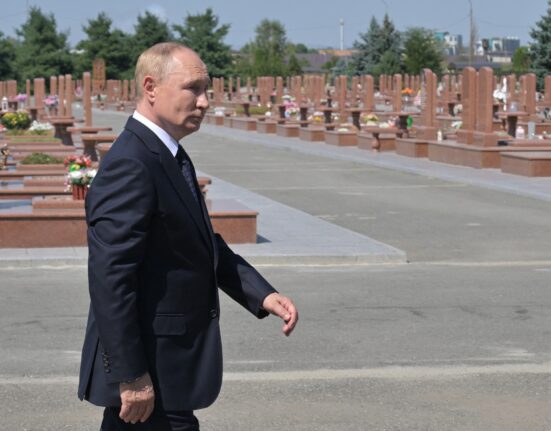 Un oraș din Rusia a decretat doliu pentru soldații uciși în război chiar de ziua de naștere a lui Vladimir Putin