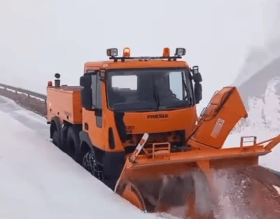 Intervenţie pe Transalpina: Se creează un culoar pentru crescătorii de animale rămaşi în zonă