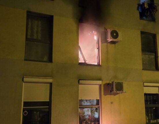 Incendiu de la o țigară, într-un bloc din Timișoara. 80 de persoane au fost evacuate