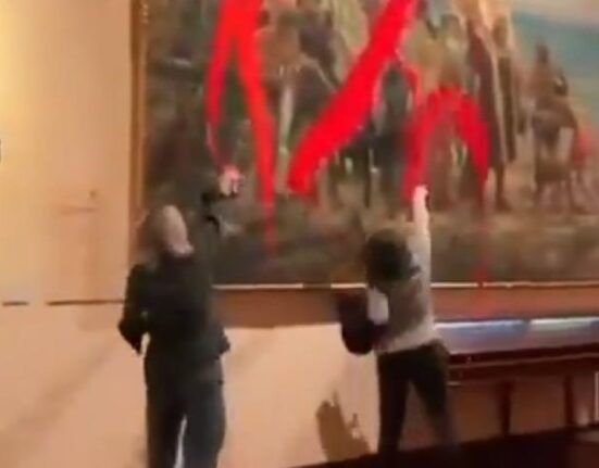 Incident grav de Ziua Naţională a Spaniei. Momentul în care două activiste aruncă vopsea pe un tablou al lui Columb