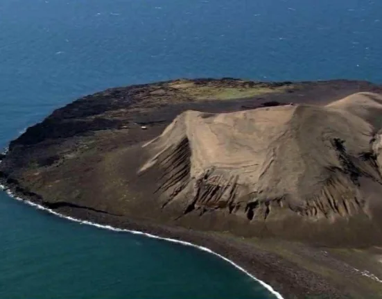 Insula vulcanică ce dă speranțe cercetătorilor. Accesul oamenilor e interzis