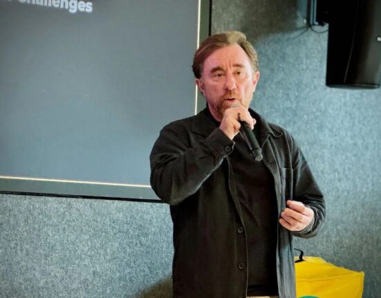 De ce spune fondatorul Glovo Sacha Michaud că România nu e oaia neagră în privința felului în care sunt tratați livratorii. Și el a fost un migrant când a lansat Glovo. „Suntem complet împotriva”