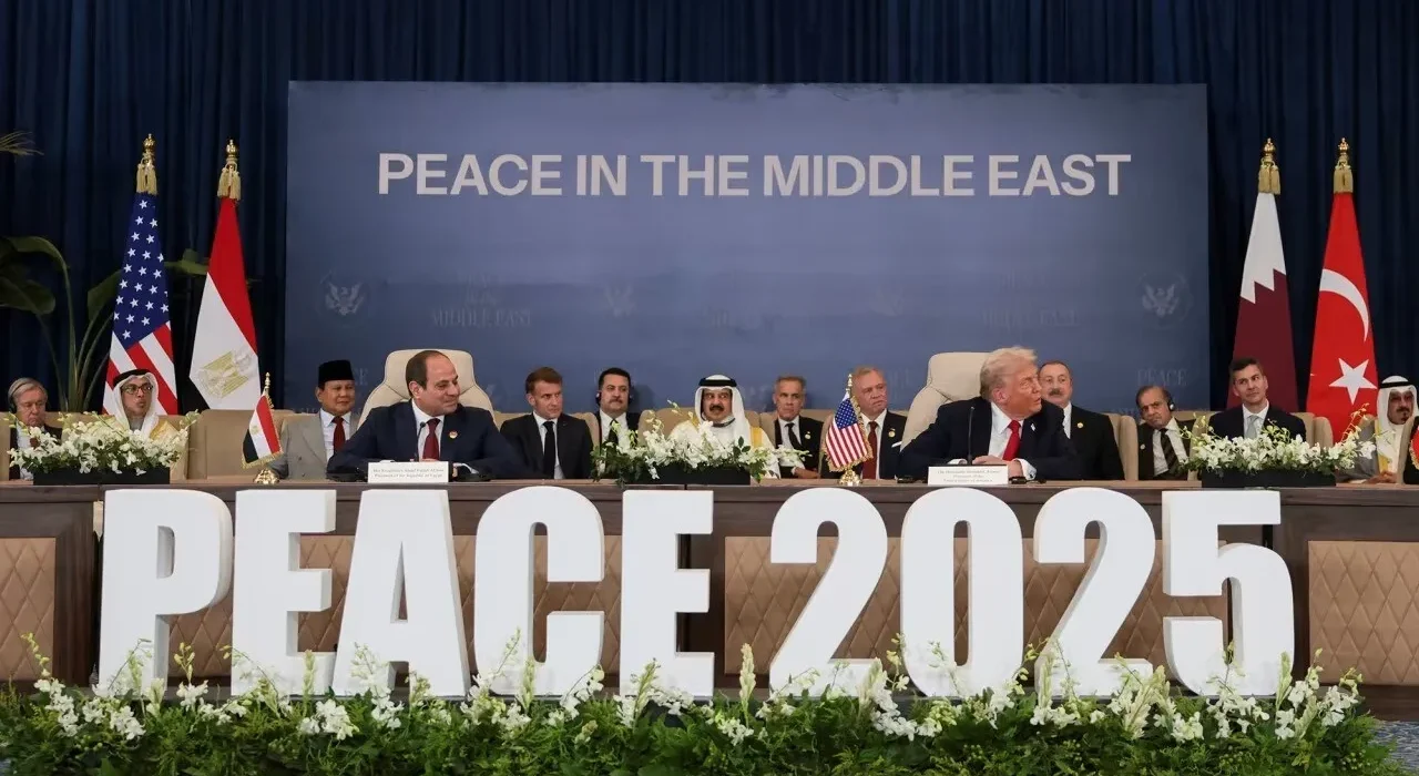 Momente bizare de la summitul de pace din Egipt: Trump i-a luat la rând pe liderii prezenți